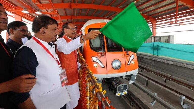 بھوپال میں ہوا میٹرو ٹرین کا ٹرائل رن، وزیر اعلیٰ نے دکھائی ہری جھنڈی