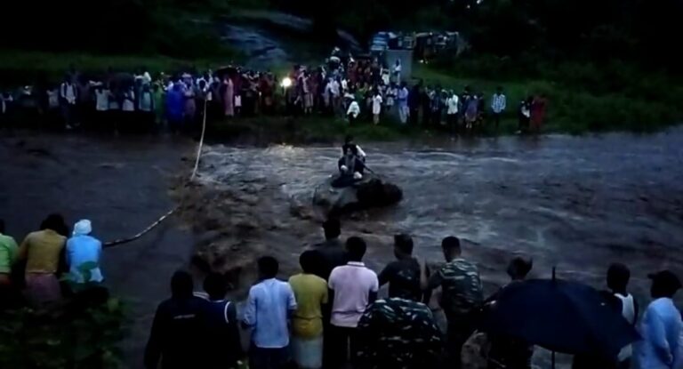 پانی کے تیز بہاؤ میں پھنسی دو طالبات کو سی آر پی ایف کے جوانوں نے گاؤں والوں کی مدد سے بچایا