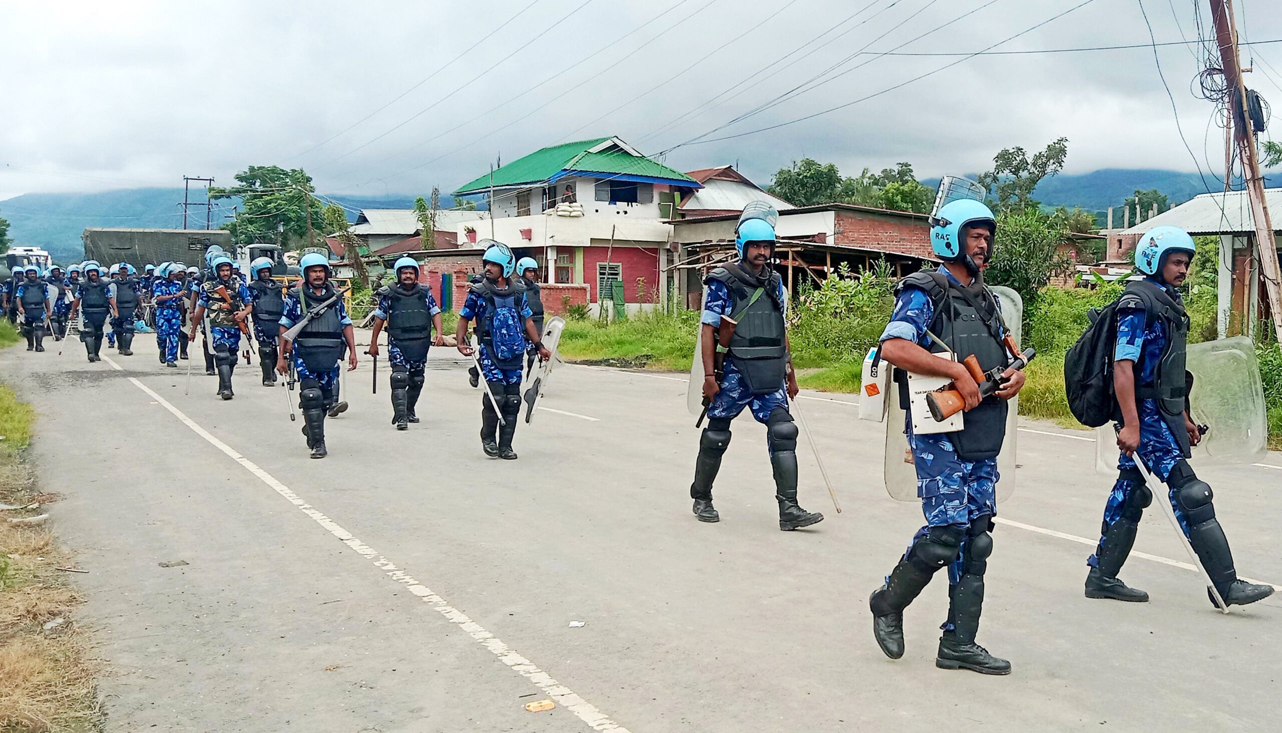 منی پور تشدد: ہجوم نے ڈی سی، ایس پی کے دفاتر جلا دئے، انٹرنیٹ سروس بند