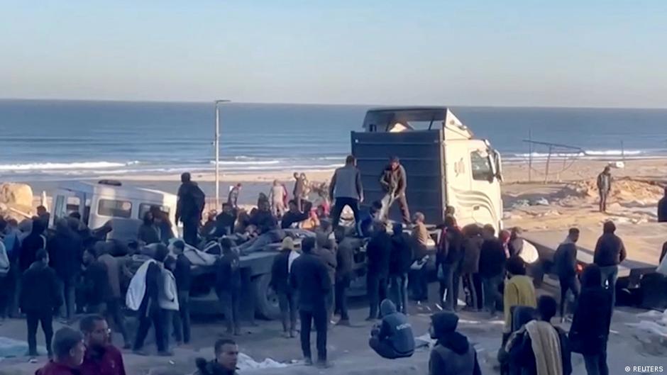 غزہ میں امدادی قافلے کے قریب ہلاکتیں، عالمی برادری کی جانب سے مذمت