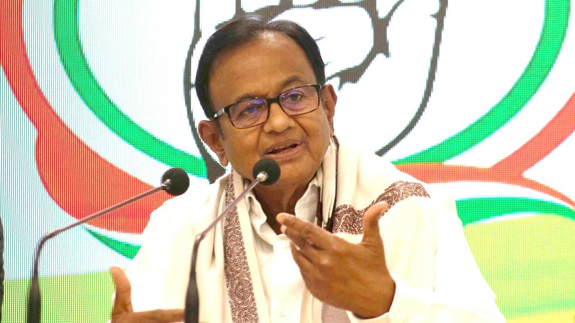 وزیر اعظم ’خیالی بھوتوں‘ سے لڑ رہے ہیں، انہیں کانگریس کے منشور پر بات کرنی چاہئے: پی چدمبرم