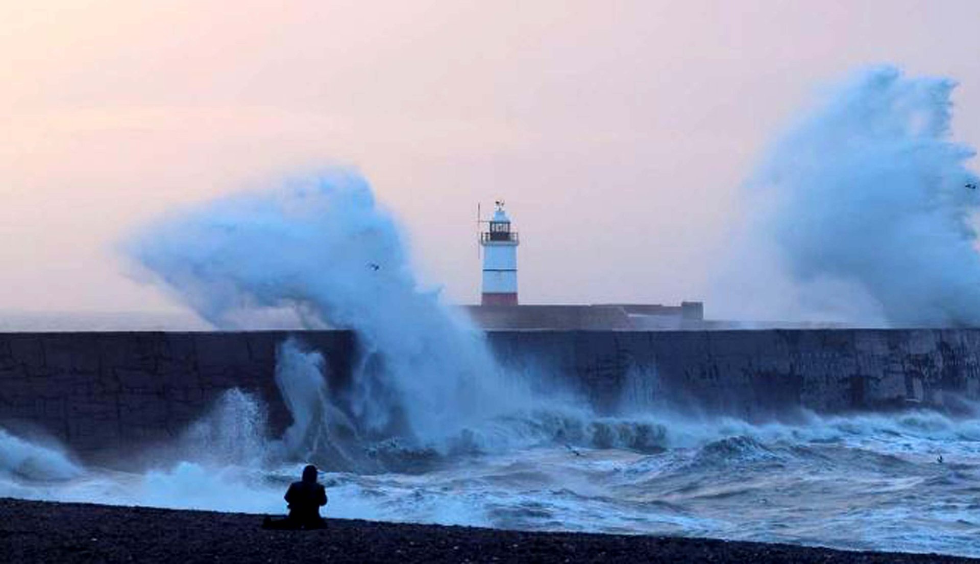 برطانیہ میں طوفان کیتھلین کا اثر، درجنوں پروازیں منسوخ
