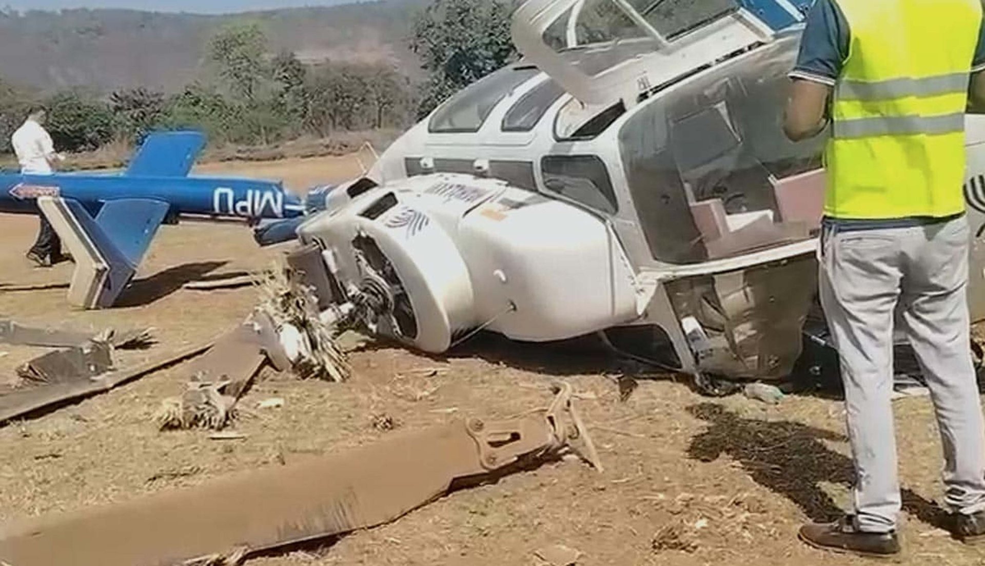 مہاراشٹر کے رائے گڑھ میں شیوسینا یو بی ٹی لیڈر سشما اندھارے کو جلسہ میں لے جانے سے قبل ہیلی کاپٹر گر کر تباہ