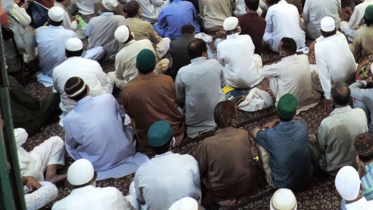 ’سڑکوں پر نہیں پڑھی جائے گی نماز، قربانی صرف مقررہ جگہوں پر ہی ہوگی‘، یوپی میں عیدالاضحیٰ کے حوالے سے ہدایات جاری