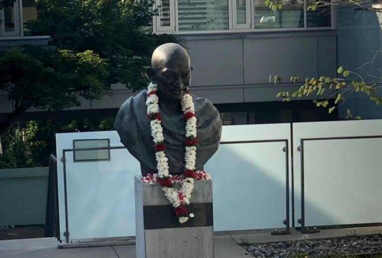 اٹلی میں بابائے قوم مہاتما گاندھی کا مجسمہ شرپسندوں نے توڑ دیا، کچھ دیر پہلے ہی ہوا تھا افتتاح