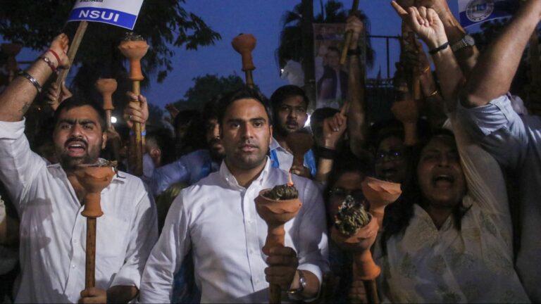 ’ 30لاکھ دو اور این ای ای ٹی پیپر حاصل کرو’، بہار میں 13 گرفتار، چھ چیک برآمد