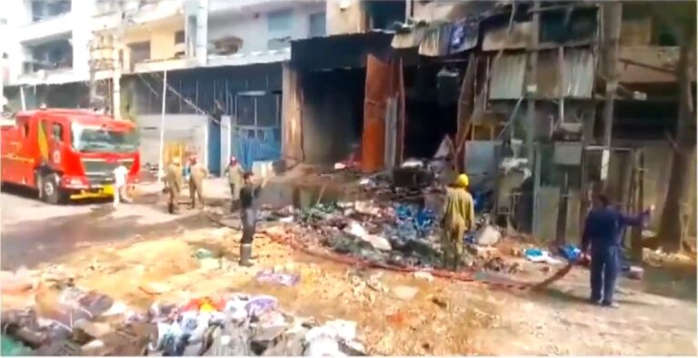 دہلی کے نریلا واقع ایک فیکٹری میں لگی زبردست آگ، 3 افراد ہلاک، 6 زخمی