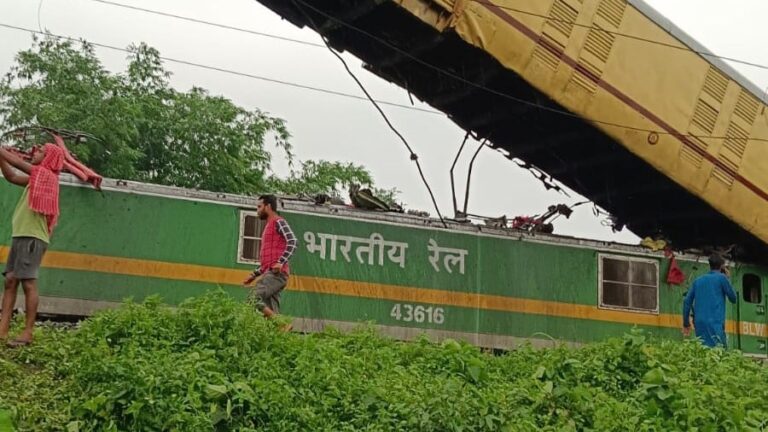 ٹرین حادثہ میں 15 افراد کے مرنے کی خبر، ڈرائیورنے سگنل نظر اندازکیا