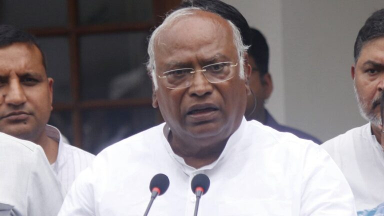 نیٹ دھاندلی: ’طلبا کا مستقبل داؤ پر، امتحان مراکز اور کوچنگ سنٹر کا گٹھ جوڑ بن چکا ہے‘، ملکارجن کھڑگے کا سخت رد عمل