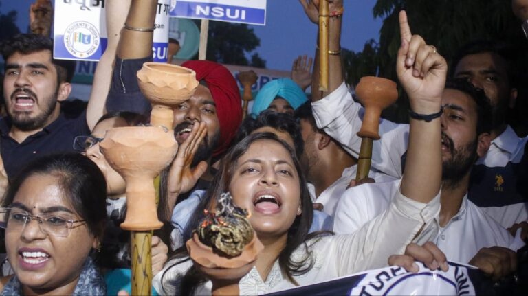 نیٹ معاملے پر احتجاج جاری، کوٹا میں احتجاج کر رہے این ایس یو آئی کارکنوں پر پولس کا لاٹھی چارج