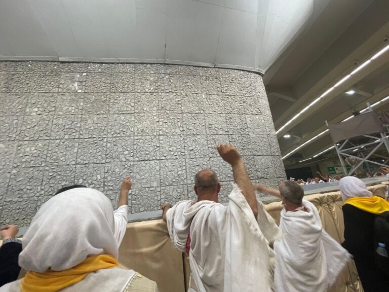 حج کے آخری مرحلے میں حجاج کی منیٰ میں جمرہ عقبہ کے مقام پر رمی جمرات کے مناسک کی ادائیگی