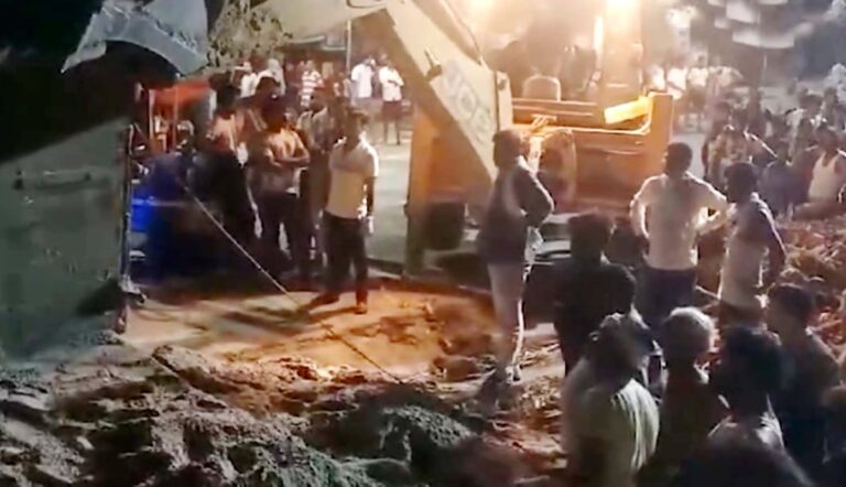 اتر پردیش کے ہردوئی میں ریت سے بھرا ٹرک الٹنے سے اندوہناک حادثہ، ایک ہی خاندان کے 8 افراد ہلاک