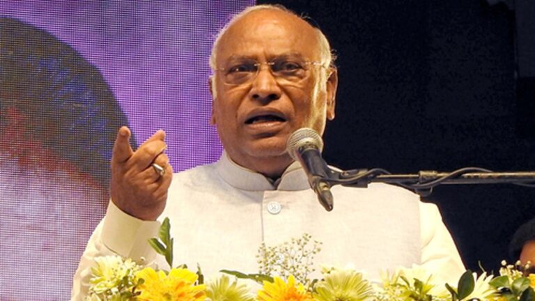 این ڈی اے کی حکومت غلطی سے بن گئی، یہ کبھی بھی گر سکتی ہے: ملکارجن کھڑگے