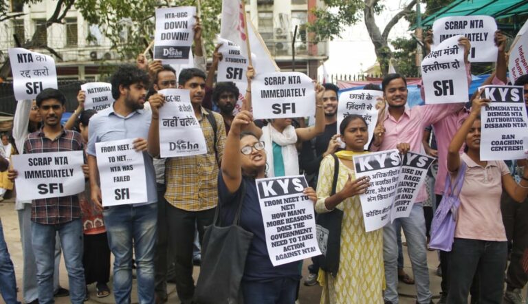 نیٹ پیپر لیک معاملے میں مہاراشٹر میں بڑی کارروائی، لاتور میں 3 ٹیچرس سمیت 4 لوگوں کے خلاف ایف آئی آر درج