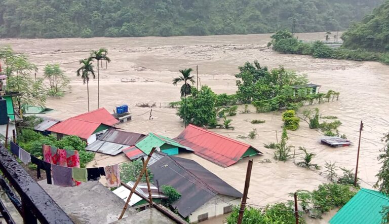 سیلاب اور لینڈ سلائڈنگ سے شمالی سکم میں پھر تباہی کا منظر، ایک لاش برآمد، کئی افراد لاپتہ
