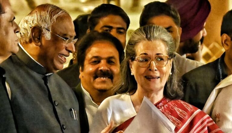 سونیا گاندھی کانگریس پارلیمانی پارٹی کی چیئرپرسن منتخب، کھڑگے کی تجویز کو منظوری