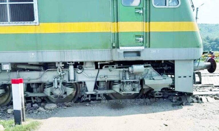 چانڈل ریلوے پھاٹک کے قریب مال گاڑی پٹری سے اتر گئی