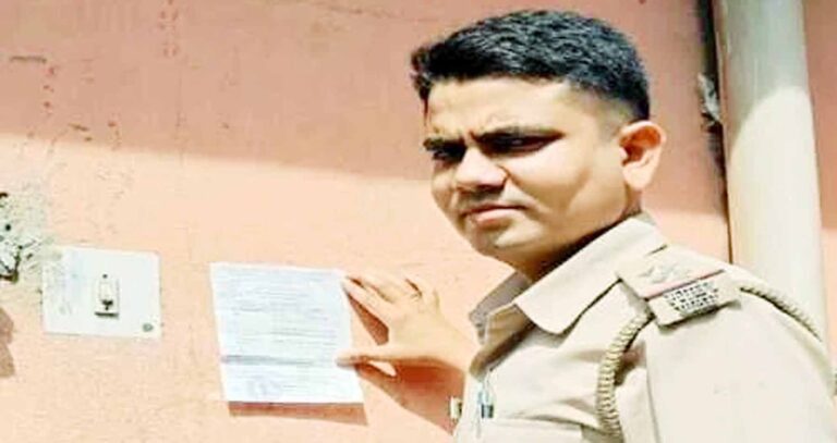 قتل معاملے میں مفرور بی جے پی لیڈر کے گھر پر پولیس نے اشتہار چسپاں کیا