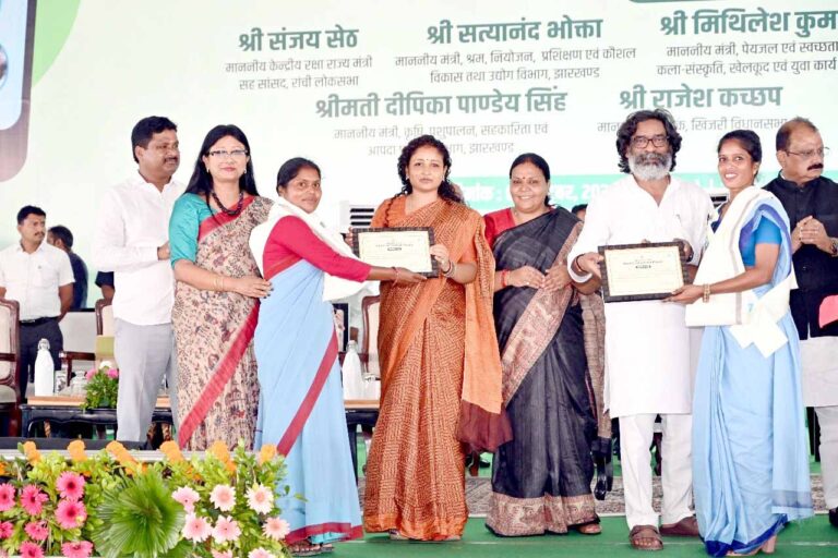 خواتین خود امدادی گروپوں کو 12 ہزار کروڑ کے فنڈ فراہم کیے گئے