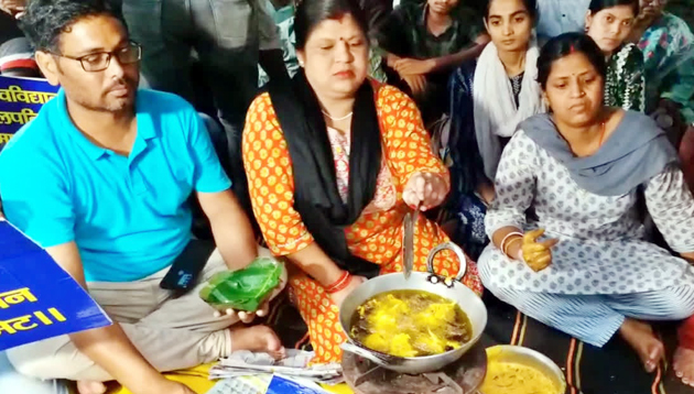 Raj Bhawan Dharna copy