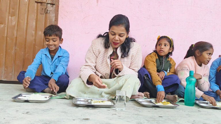 بچوں کے درمیان بیٹھ کر ڈی ایم نے مڈ ڈے میل کے معیار کا جائزہ لیا